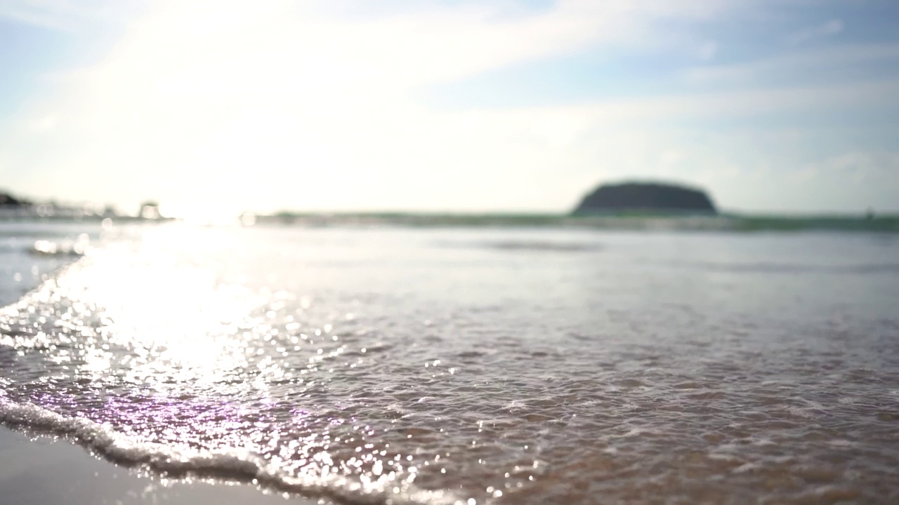 近海滩夏天海岸阳光。模糊波海岛。视频素材