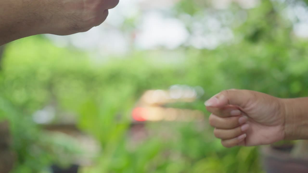 亚洲女人和男人的手玩石头剪刀布游戏。视频素材