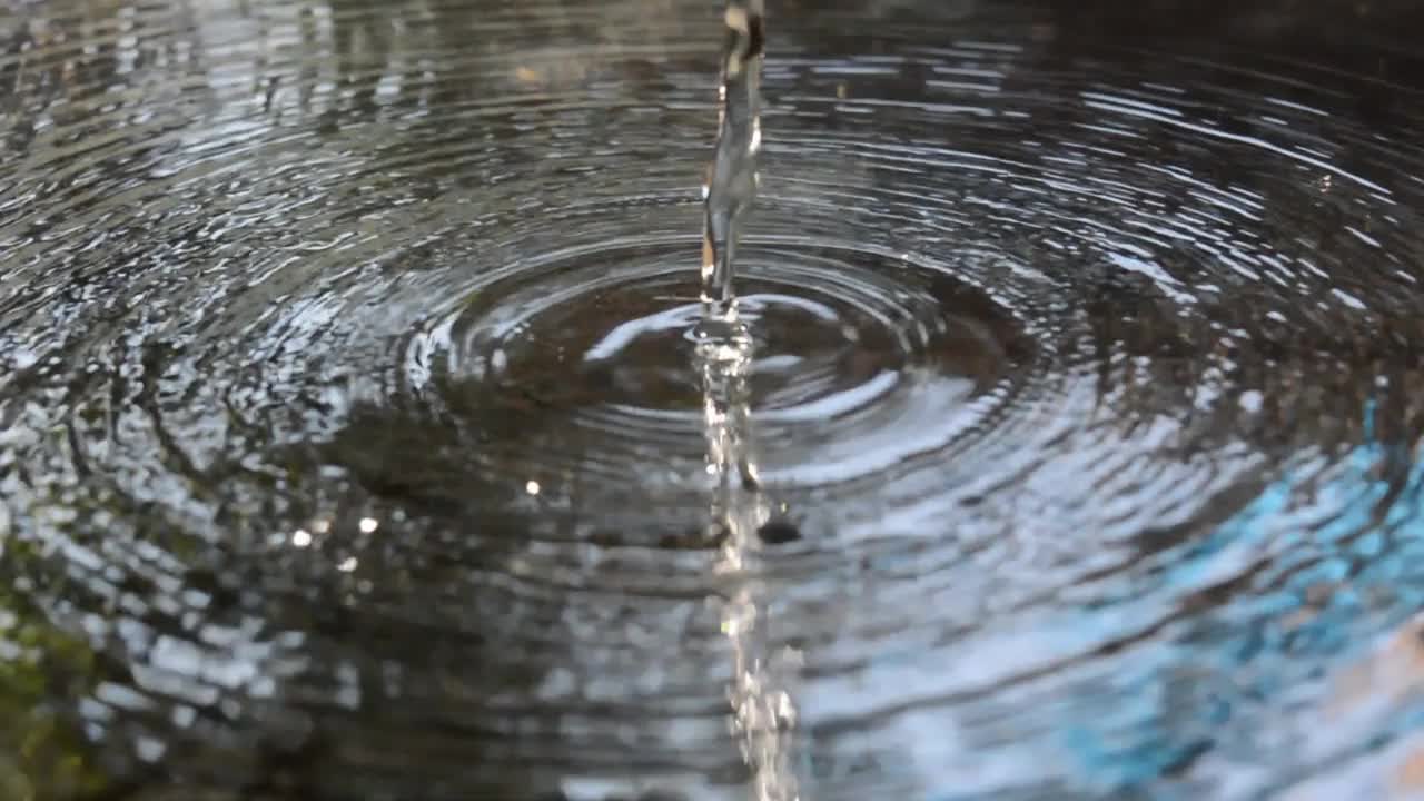 美丽的小波浪白色的水视频素材