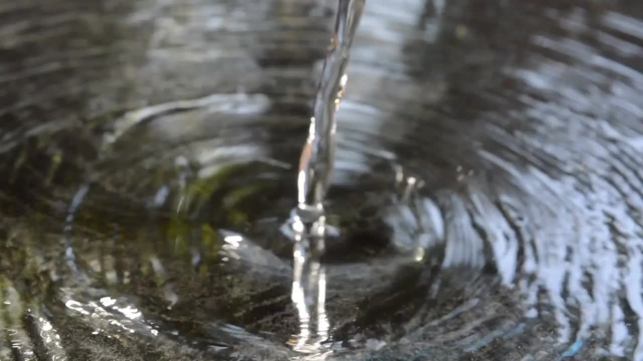 美丽的小波浪白色的水视频素材