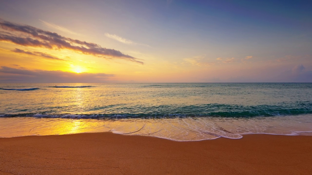 海洋沙滩日出，彩色云和太阳光线在海浪上，自然景观4k视频视频素材