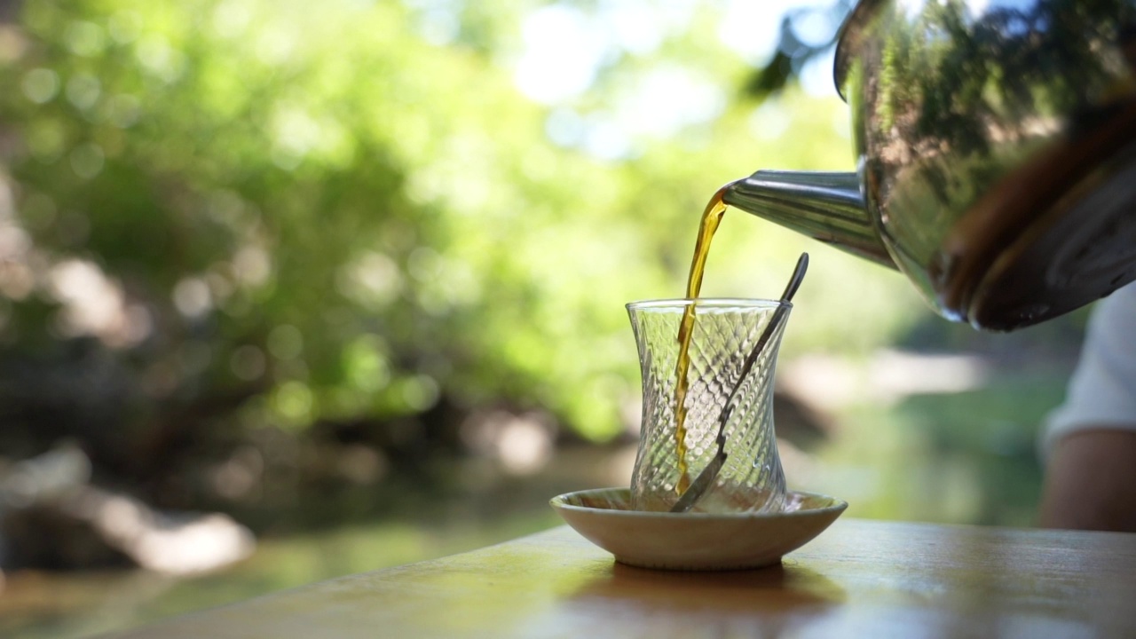 土耳其茶从茶壶中倒入玻璃杯中视频素材