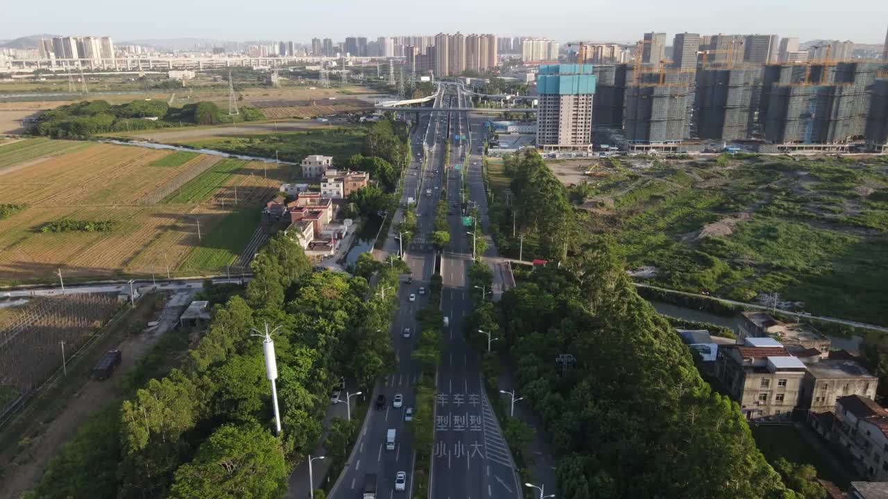 通往遥远城市主干道的交通道路高空航拍视频视频素材