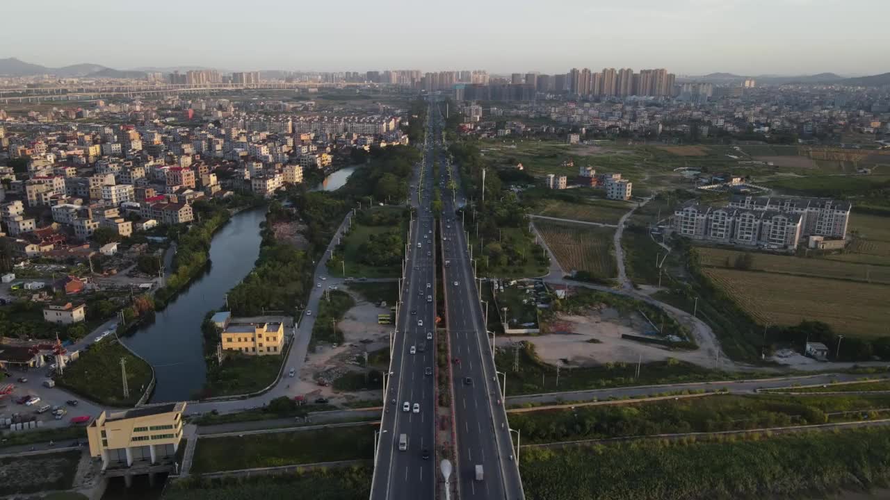 通往遥远城市主干道的交通道路高空航拍视频视频素材