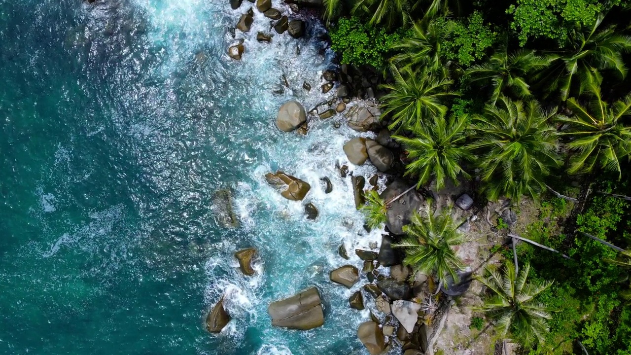 海滩、海洋、海景鸟瞰图。白色沙滩俯视图。鸟瞰图俯视图美丽的大海与海浪在阳光灿烂的日子。暑假田园诗4K ProRes HQ 4:2:2视频素材