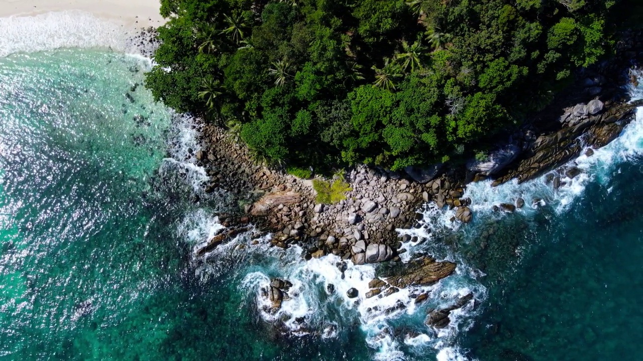 海滩海景鸟瞰图。白色沙滩的俯瞰视图。鸟瞰图，阳光明媚的日子，美丽的大海和海浪。暑假田园诗4K ProRes HQ 4:2:2视频素材