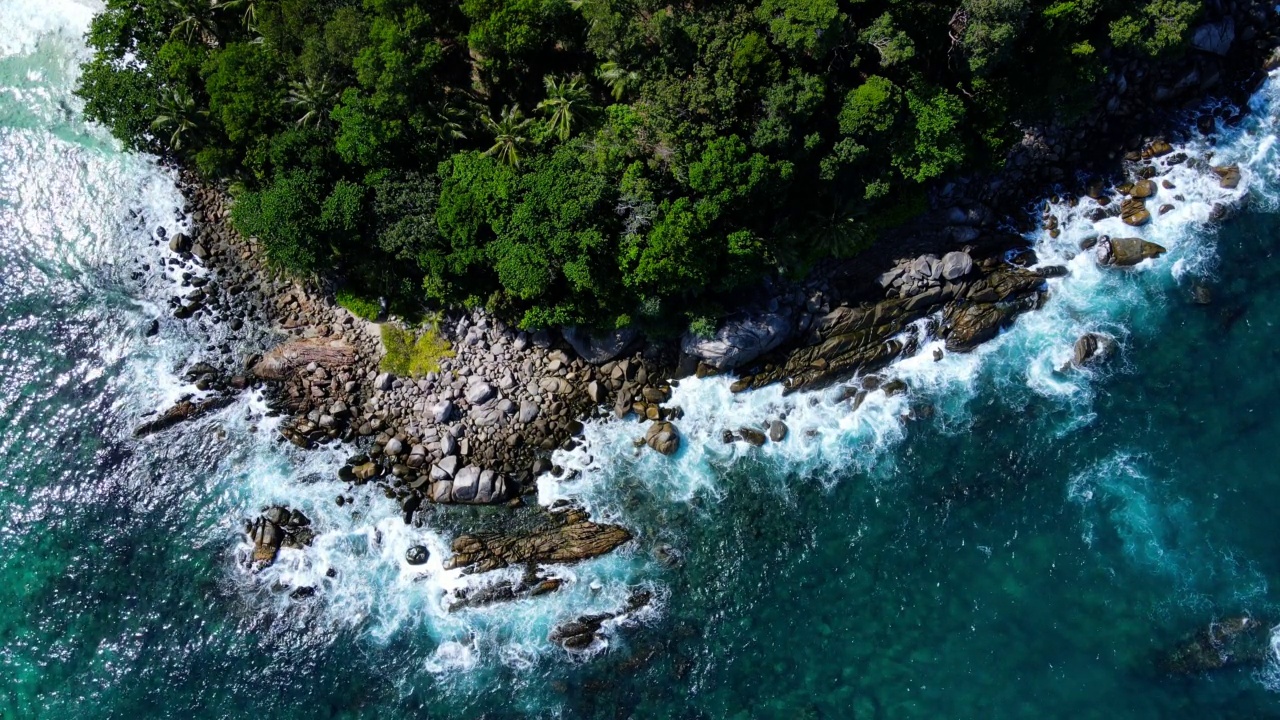 海滩、海洋、海景鸟瞰图。白色沙滩俯视图。鸟瞰图俯视图美丽的大海与海浪在阳光灿烂的日子。暑假田园诗4K ProRes HQ 4:2:2视频素材