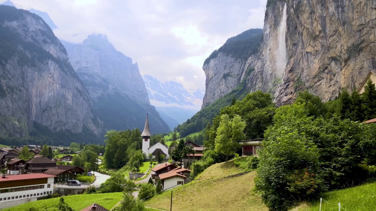 著名的Lauterbrunnen镇和Staubbach瀑布，Bernese Oberland，瑞士，欧洲。Lauterbrunnen山谷、Lauterbrunnen村、Staubbach瀑布和瑞士阿尔卑斯山的Lauterbrunnen墙。视频素材