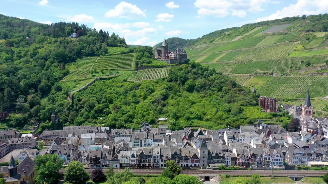 • Bacalock panoramic view. Bachrach is a town in the Rhine Valley in the Rhineland-Palatinate region of Germany. Bachrach is a town in the Rhine Valley in the Rhineland-Palatinate region of Germany视频素材