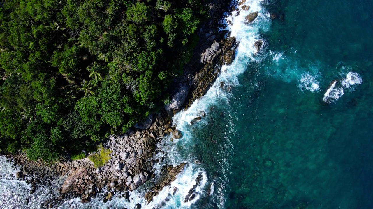 海滩海景鸟瞰图。白色沙滩的俯瞰视图。鸟瞰图，阳光明媚的日子，美丽的大海和海浪。暑假田园诗4K ProRes HQ 4:2:2视频素材