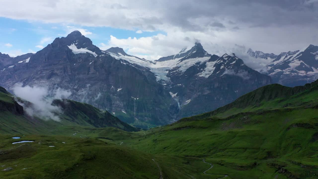 黎明时分的Bachalpsee湖，伯尔尼斯奥伯兰，瑞士。Schreckhorn山和Wetterhorn山的阿尔卑斯山景观。巴赫尔普西在瑞士阿尔卑斯山，格林德沃山谷，因特拉肯，欧洲，瑞士。视频素材