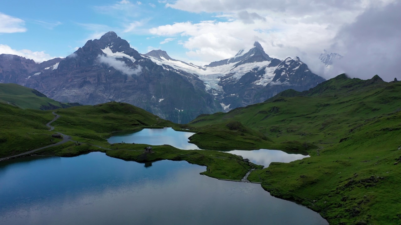 黎明时分的Bachalpsee湖，伯尔尼斯奥伯兰，瑞士。Schreckhorn山和Wetterhorn山的阿尔卑斯山景观。巴赫尔普西在瑞士阿尔卑斯山，格林德沃山谷，因特拉肯，欧洲，瑞士。视频素材