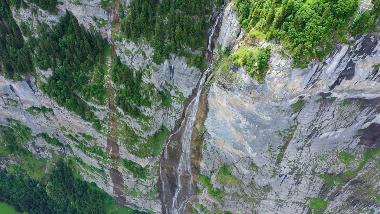 景观Lauterbrunnen山谷，Aegertenbach瀑布和Lauterbrunnen墙在瑞士阿尔卑斯山，瑞士。视频素材