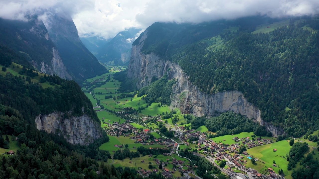 著名的Lauterbrunnen镇和Staubbach瀑布，Bernese Oberland，瑞士，欧洲。Lauterbrunnen山谷、Lauterbrunnen村、Staubbach瀑布和瑞士阿尔卑斯山的Lauterbrunnen墙。视频素材