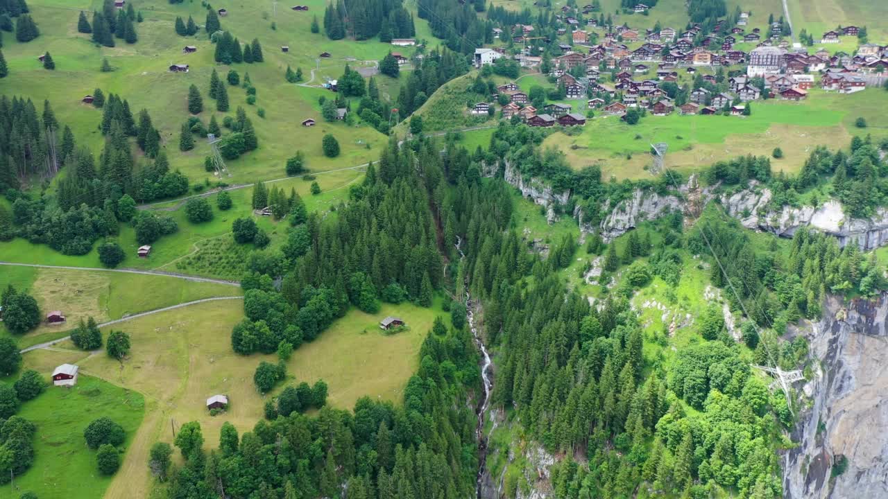 景观Lauterbrunnen山谷，Aegertenbach瀑布和Lauterbrunnen墙在瑞士阿尔卑斯山，瑞士。视频素材