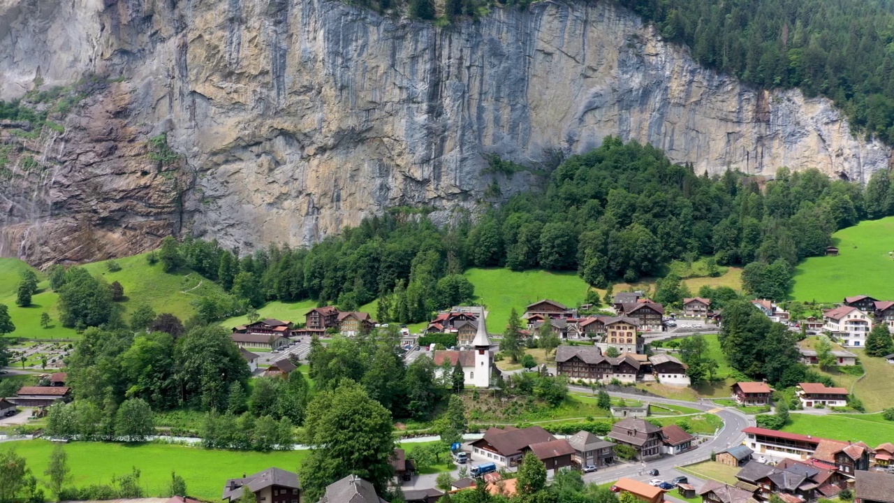 著名的Lauterbrunnen镇和Staubbach瀑布，Bernese Oberland，瑞士，欧洲。Lauterbrunnen山谷、Lauterbrunnen村、Staubbach瀑布和瑞士阿尔卑斯山的Lauterbrunnen墙。视频素材