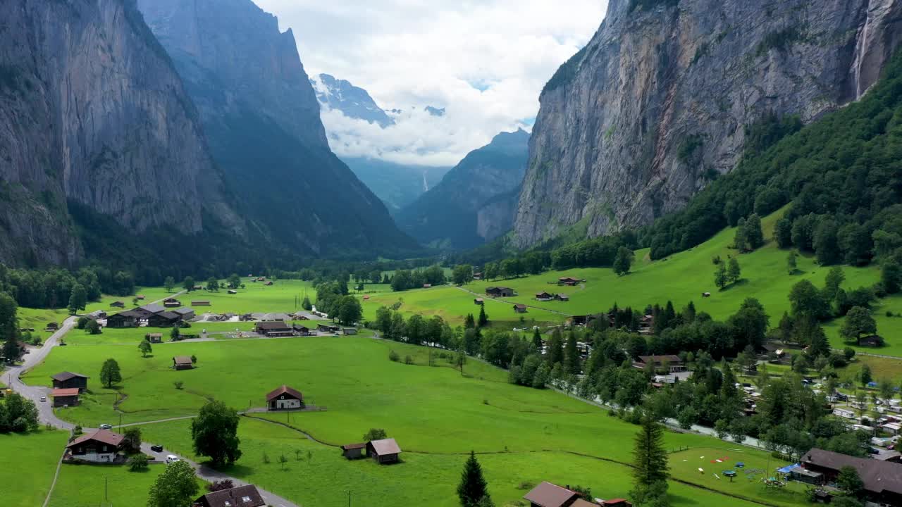 Lauterbrunnen山谷有著名的教堂和Staubbach瀑布。Lauterbrunnen村，Berner Oberland，瑞士，欧洲。瑞士，阳光明媚的Lauterbrunnen山谷的壮观景色。视频素材