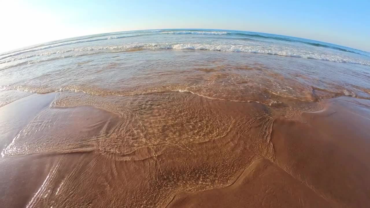 超广角图像的海滩与小波浪破碎的海岸视频素材