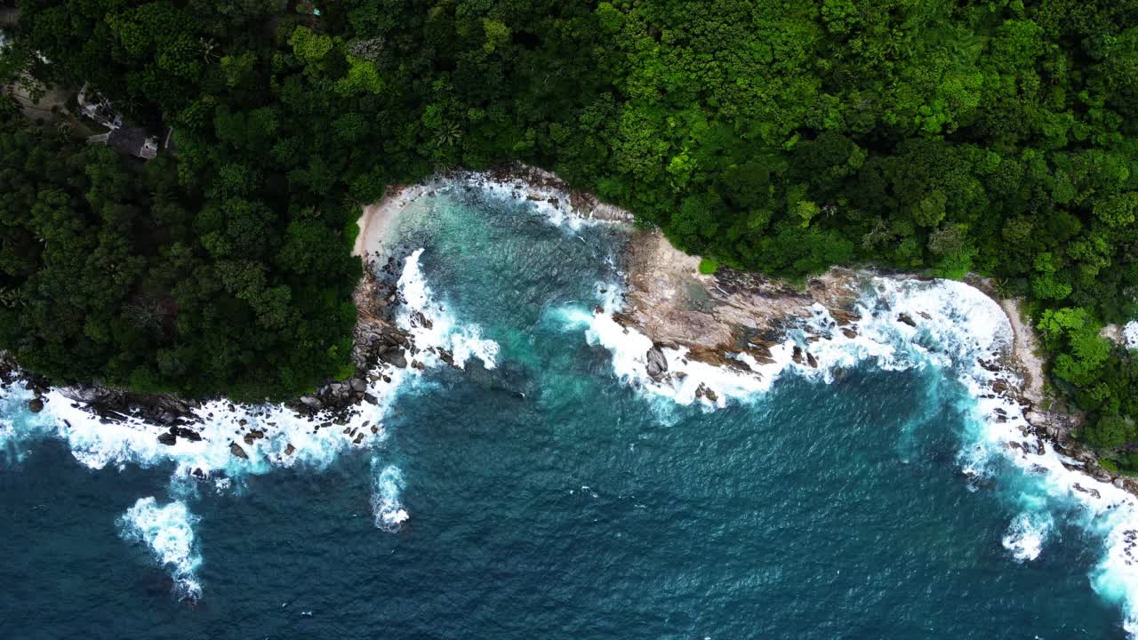 海滩、海洋、海景鸟瞰图。白色沙滩俯视图。鸟瞰图俯视图美丽的大海与海浪在阳光灿烂的日子。暑假田园诗4K ProRes HQ 4:2:2视频素材