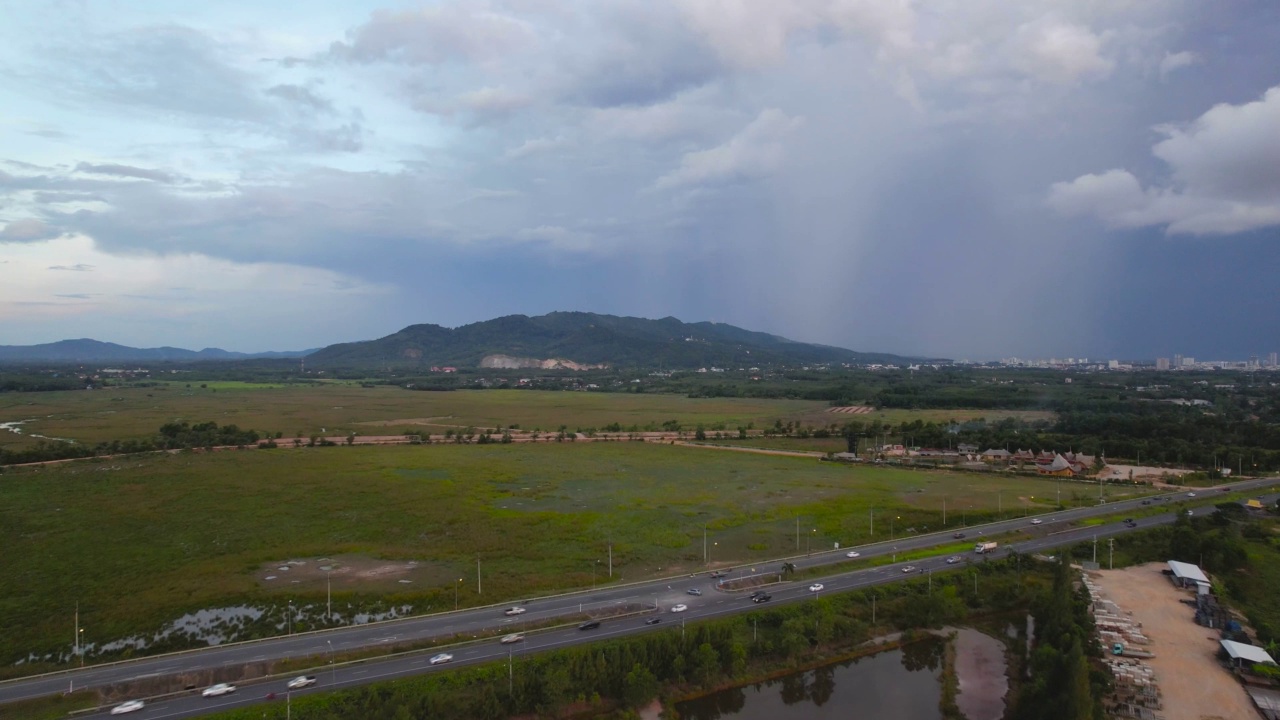 鸟瞰图，高速公路高峰时段的交通与日落和暴雨云在泰国视频素材