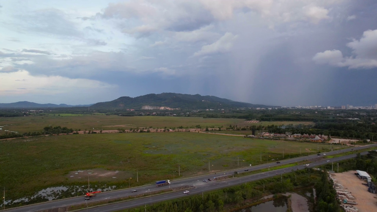 鸟瞰图，高速公路高峰时段的交通与日落和暴雨云在泰国视频素材