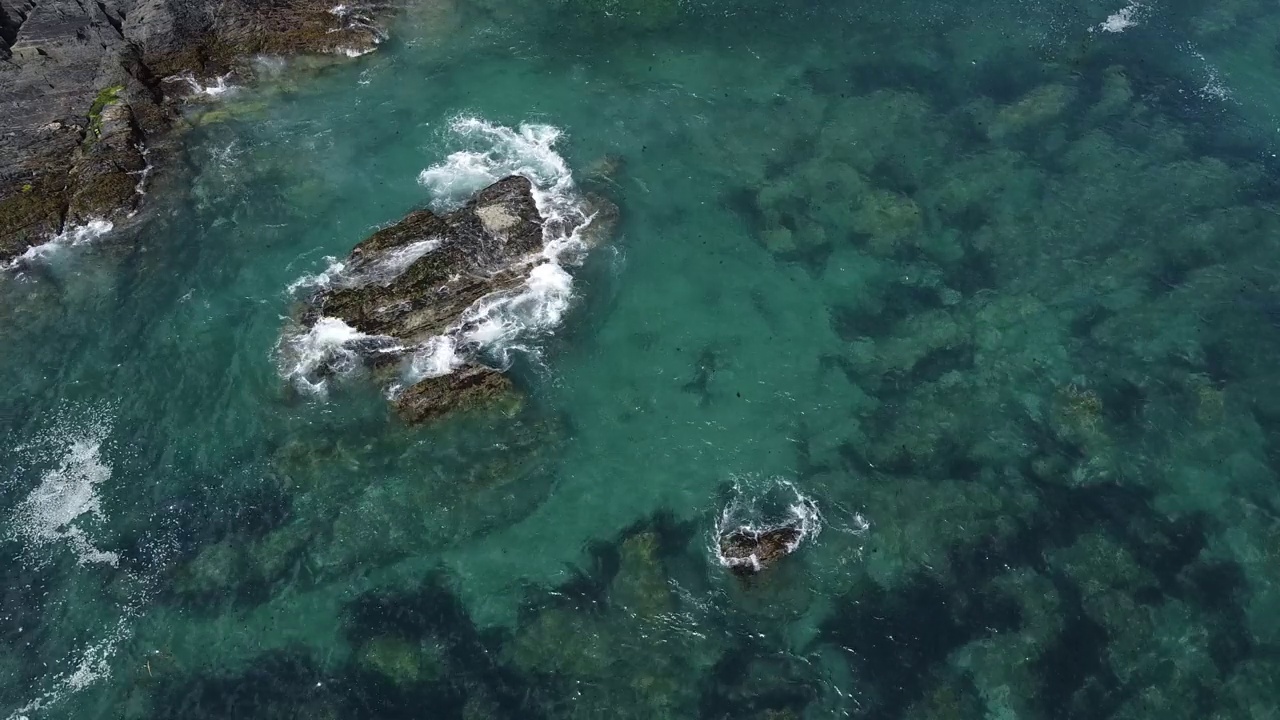 巨大的巨石和海浪。海景，无人机视频。凯尔特海，波涛汹涌。视频素材