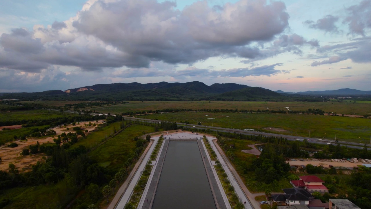 鸟瞰图，高速公路高峰时段的交通与日落和暴雨云在泰国视频素材