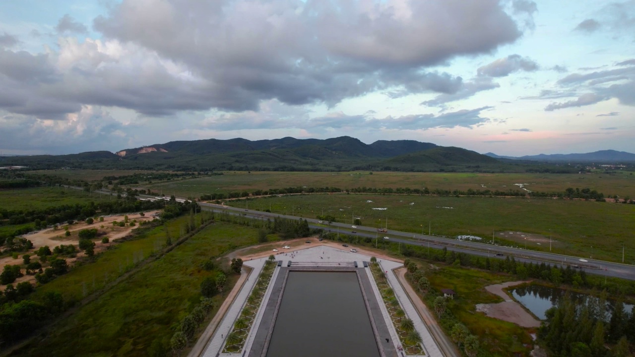 鸟瞰图，高速公路高峰时段的交通与日落和暴雨云在泰国视频素材