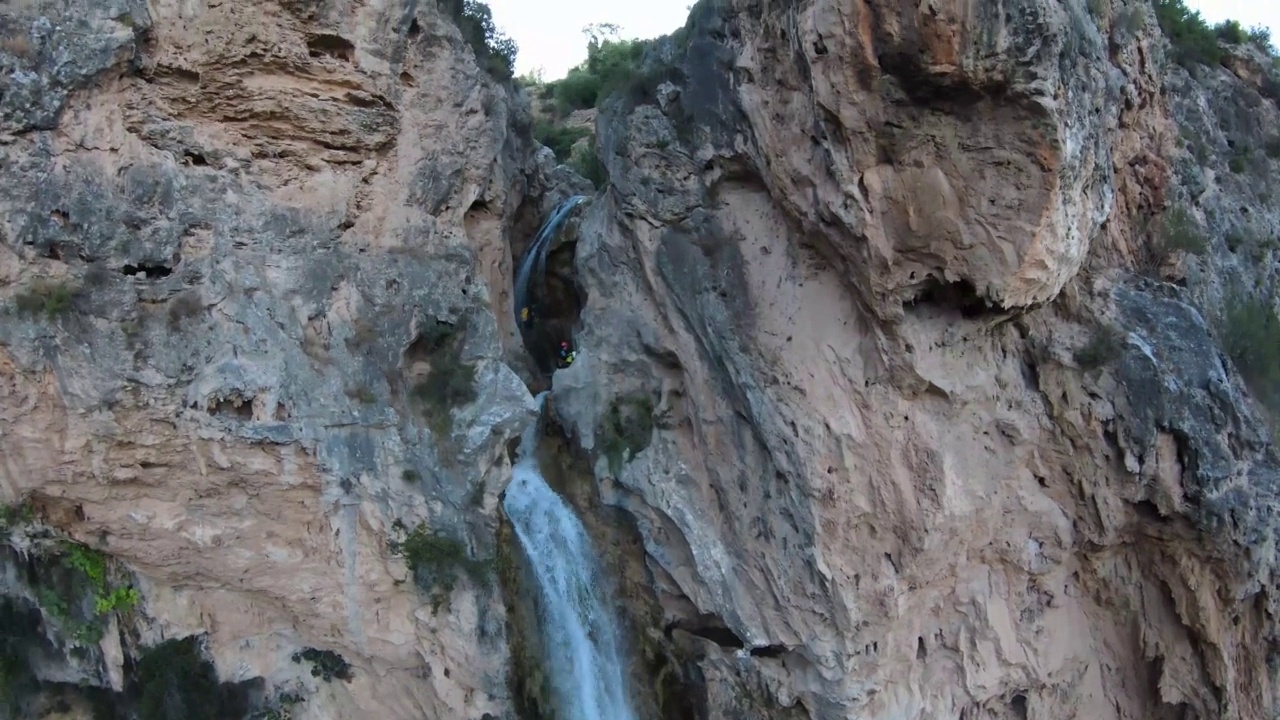 瀑布自然场景Cueva de Turche Valencia西班牙- 4K无人机2022年8月20日视频素材