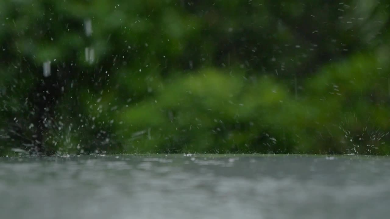 雨点滴落在车顶上。视频素材