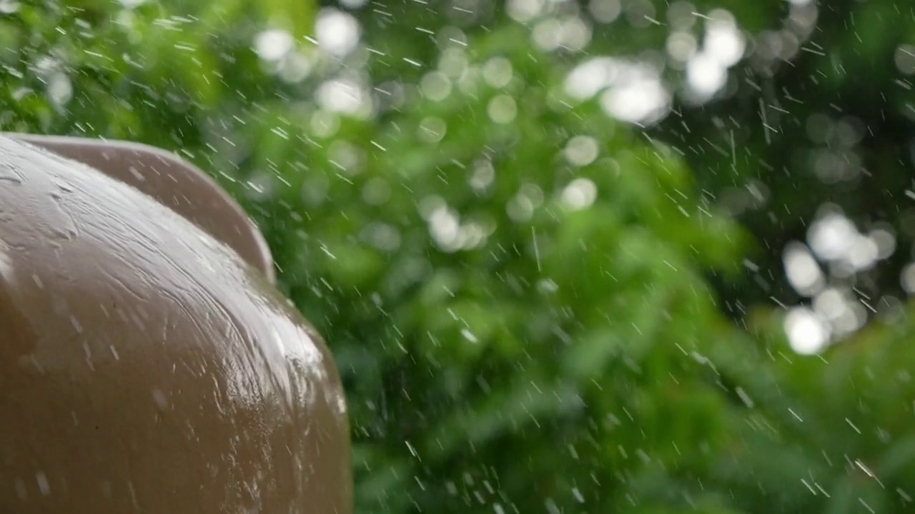 雨滴从天空落下。视频素材