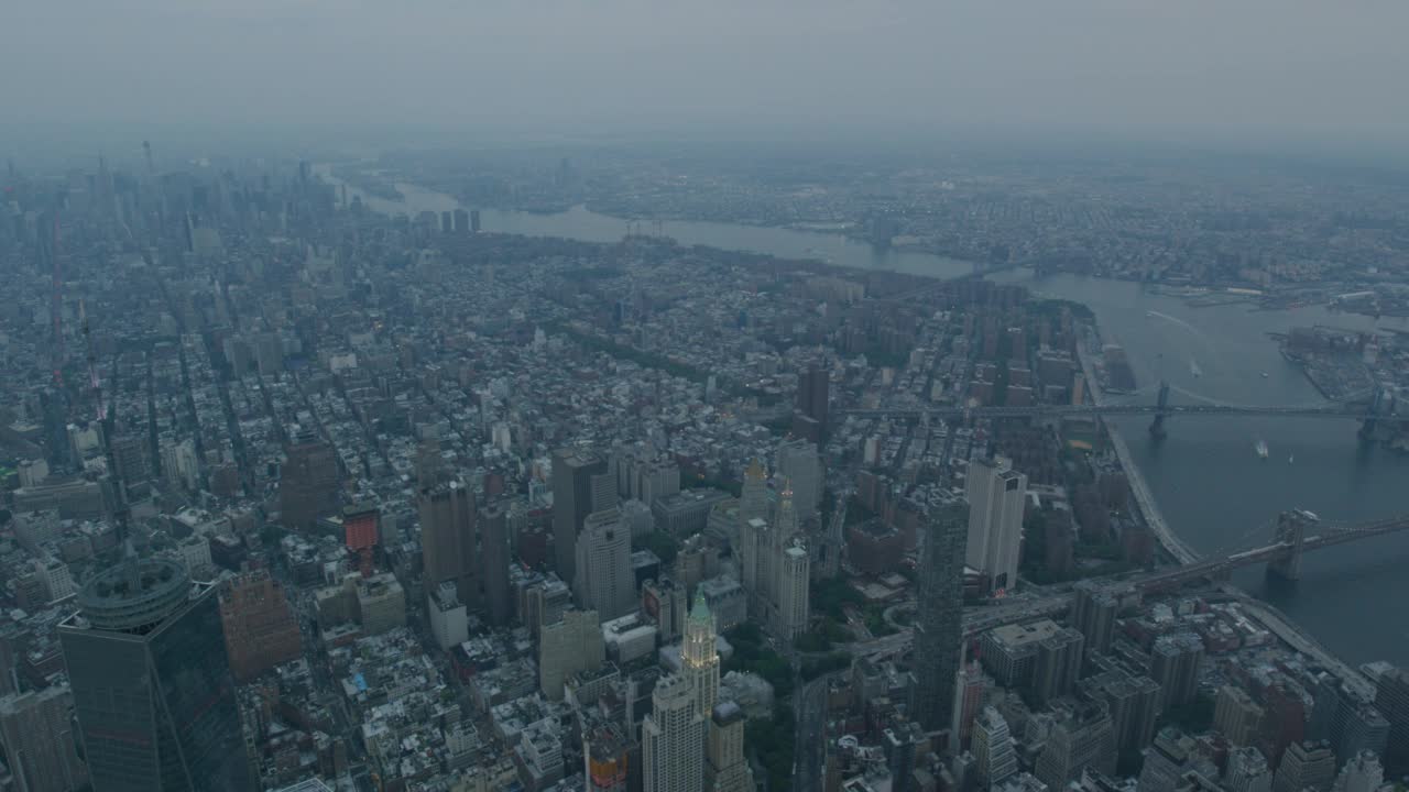 在曼哈顿和布鲁克林的东北方向。世界贸易中心或自由塔的塔尖可见。布鲁克林，曼哈顿，和威廉斯堡大桥可见东河视频素材