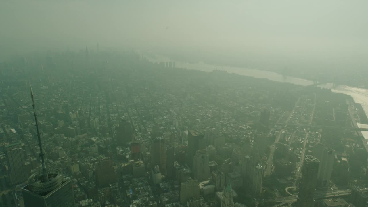 从世界贸易中心(World Trade Center)或自由塔(Freedom Tower)以及国家9 / 11纪念馆和博物馆(National Memorial and Museum)的高角度可以看到东河和曼哈顿桥。哈德逊河，码头和船只部分可见视频素材