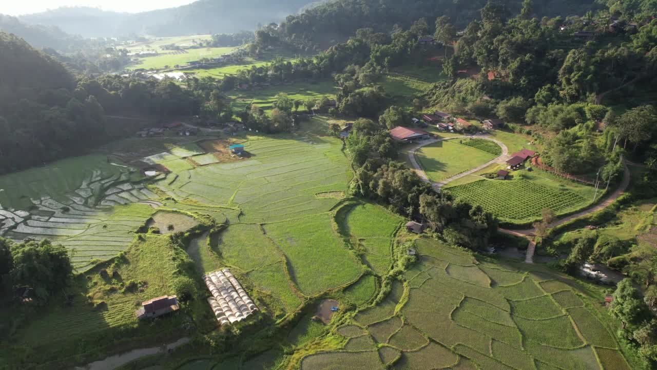 泰国北部的梯田和山景的无人机鸟瞰图视频素材