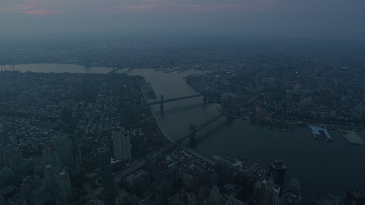 空中的东河和纽约市的天际线与威廉斯堡，曼哈顿和布鲁克林大桥可见。布鲁克林的天际线清晰可见。高楼大厦、办公大楼和摩天大楼随处可见视频素材