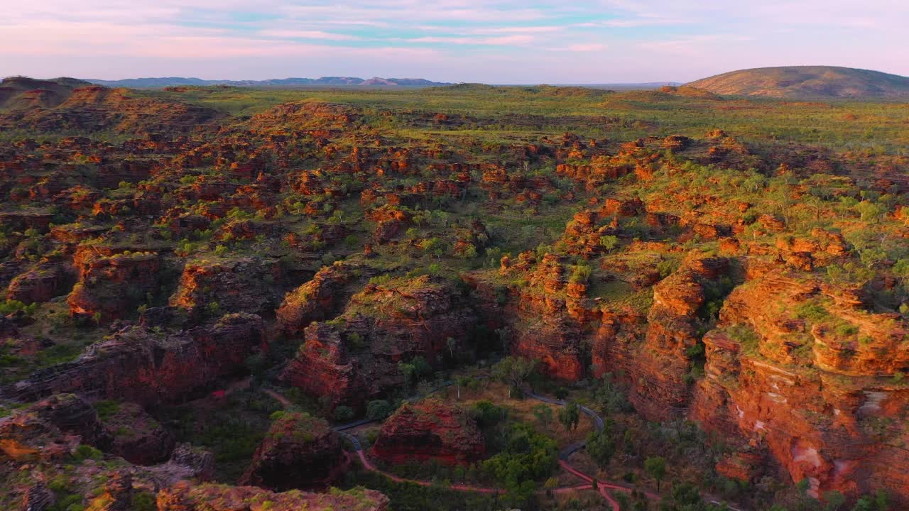 拉出隐藏山谷的航拍视频，米里玛国家公园，Kununurra，西澳大利亚视频素材