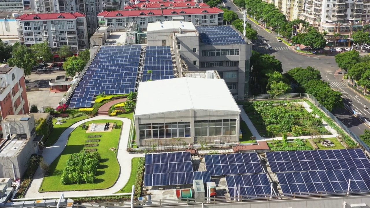 屋顶花园和太阳能电池板的俯拍视频素材