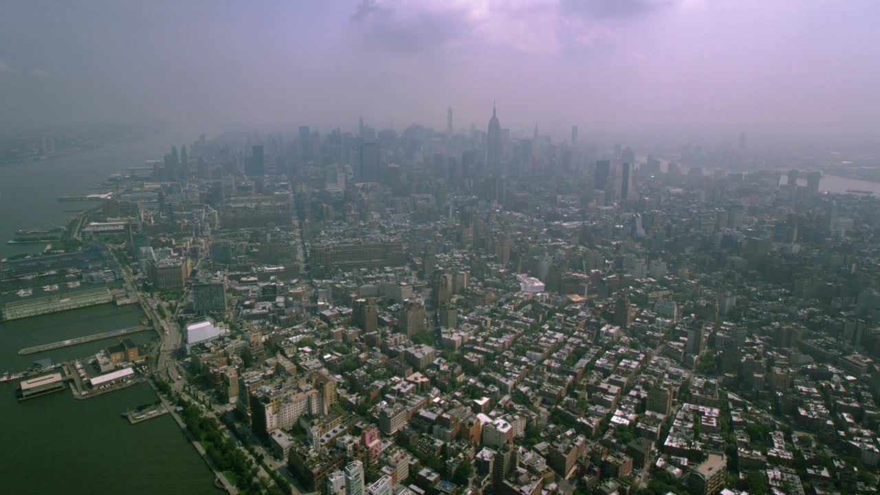 空中直线前进或向北移动纽约市天际线或曼哈顿。哈德逊河、码头和帝国大厦随处可见。东河部分可见。高楼大厦、办公大楼和摩天大楼随处可见视频素材