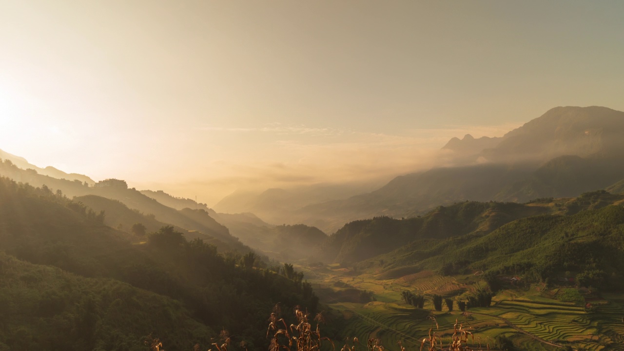 时间流逝山景观多雾多风的范围山绿色景观亚洲农场。美丽的风景，山，绿，田，草地，白云，蓝天，日出。乡村太阳光天堂视频素材