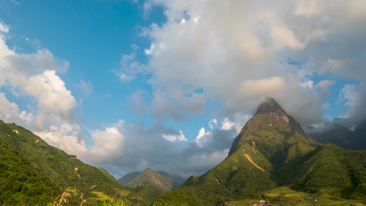 时光流逝美丽的风景，山，绿，田，草，草地，白云，蓝天，晴天。时间流逝雄伟的绿色风景大山丘陵云景山谷全景乡村自然景观视频素材