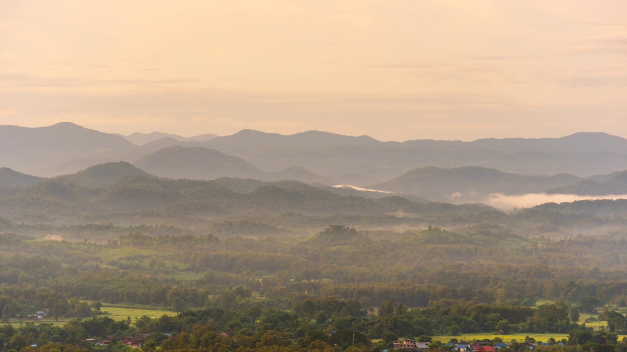 时间流逝山景观多雾多风的范围山绿色景观亚洲农场。美丽的风景，山，绿，田，草地，白云，蓝天，日出。乡村太阳光天堂视频素材