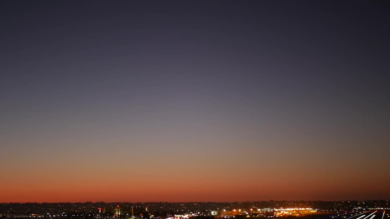 机场跑道灯光在夜间，飞机或航空公司降落到机场跑道在日落。视频素材