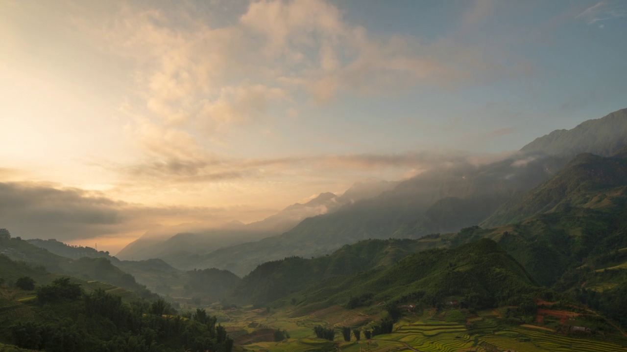 时间流逝山景观多雾多风的范围山绿色景观亚洲农场。美丽的风景，山，绿，田，草地，白云，蓝天，日出。乡村太阳光天堂视频素材