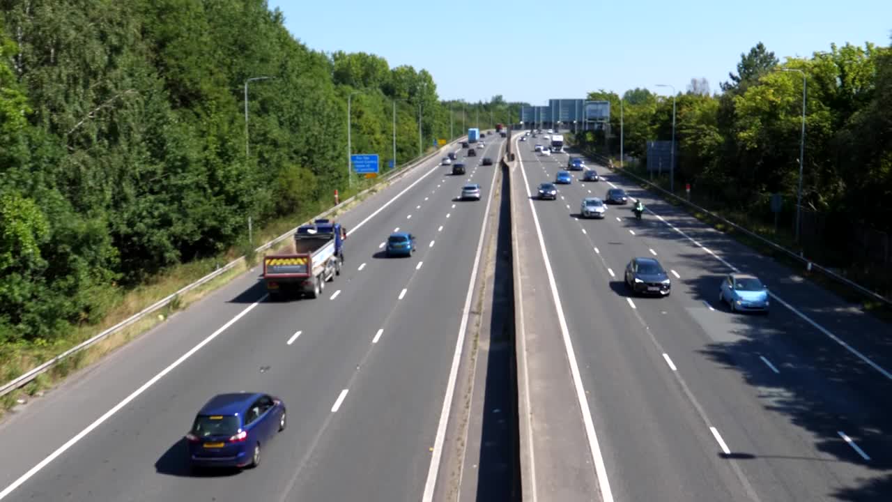 从上面看，高速公路在英国高速公路上的交通模糊了视频素材