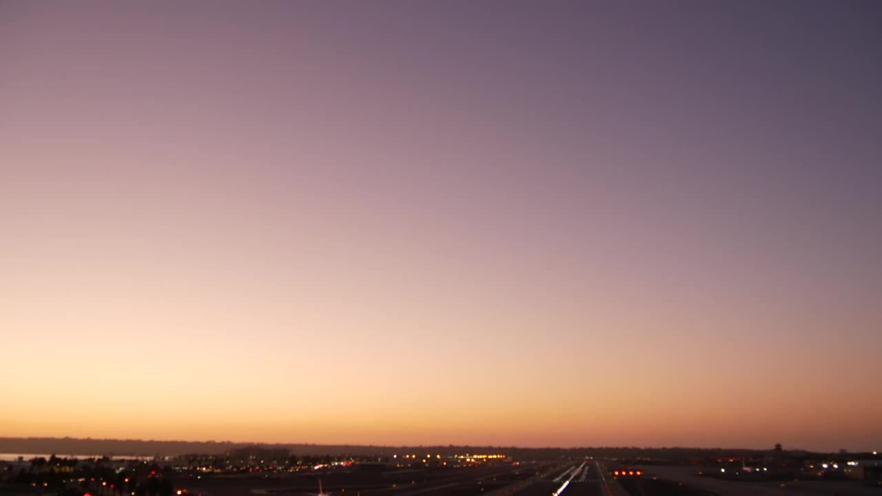 机场跑道灯光在夜间，飞机或航空公司降落到机场跑道在日落。视频素材