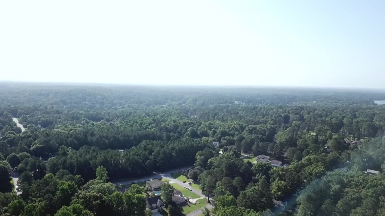 空中拉回树木和上层或中产阶级居住区。大房子可见。游泳池可见。可能是郊区。树木清晰可见。可能是佐治亚州的亚特兰大，也可能是伊利诺伊州的香槟市视频素材