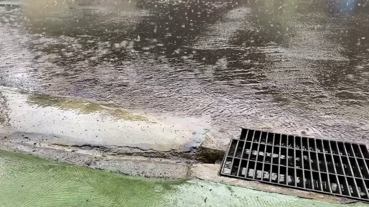 雨水进入排水沟视频素材