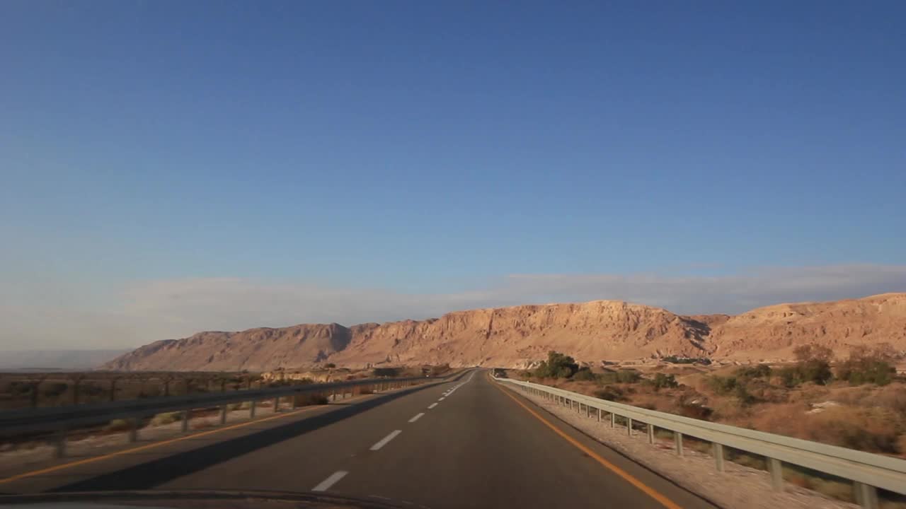 公路和沙漠的风景/以色列视频素材