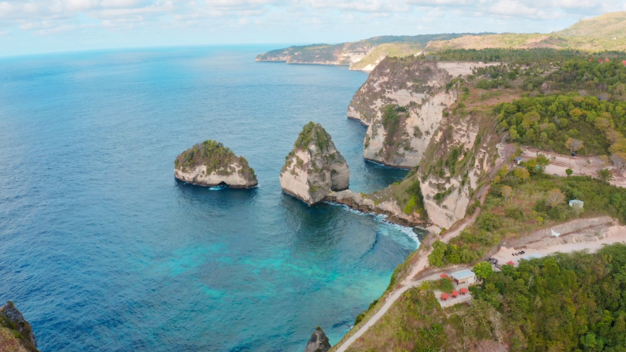 从无人机鸟瞰热带岛屿和夏季海滩在钻石海滩岛旅游目的地在印度尼西亚。视频素材