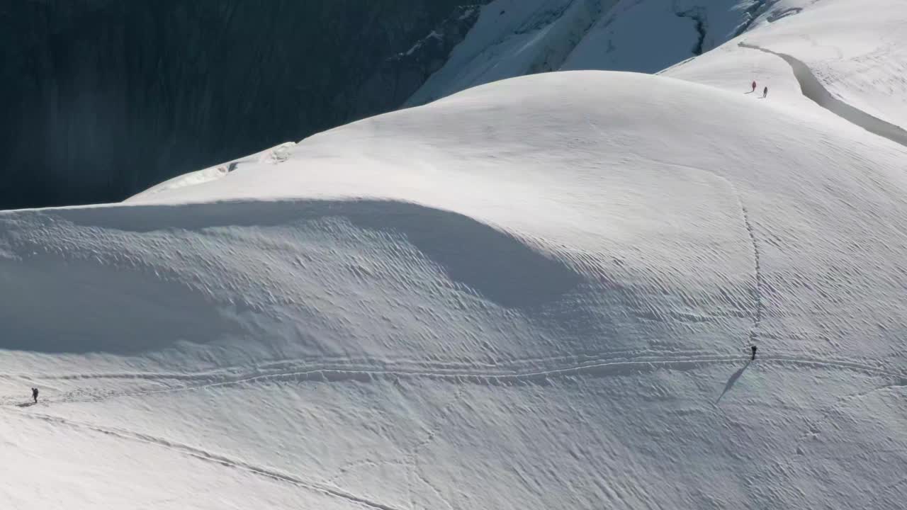 人们在阿尔卑斯山的冰中登山，在chamonix，在aguille du MIDI附近视频素材